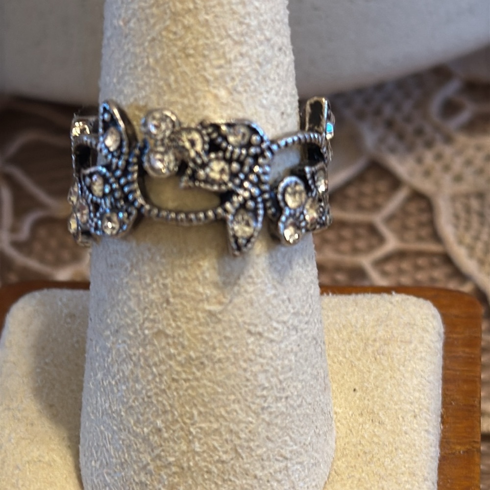 Lovely silver tone and crystal floral vine ring